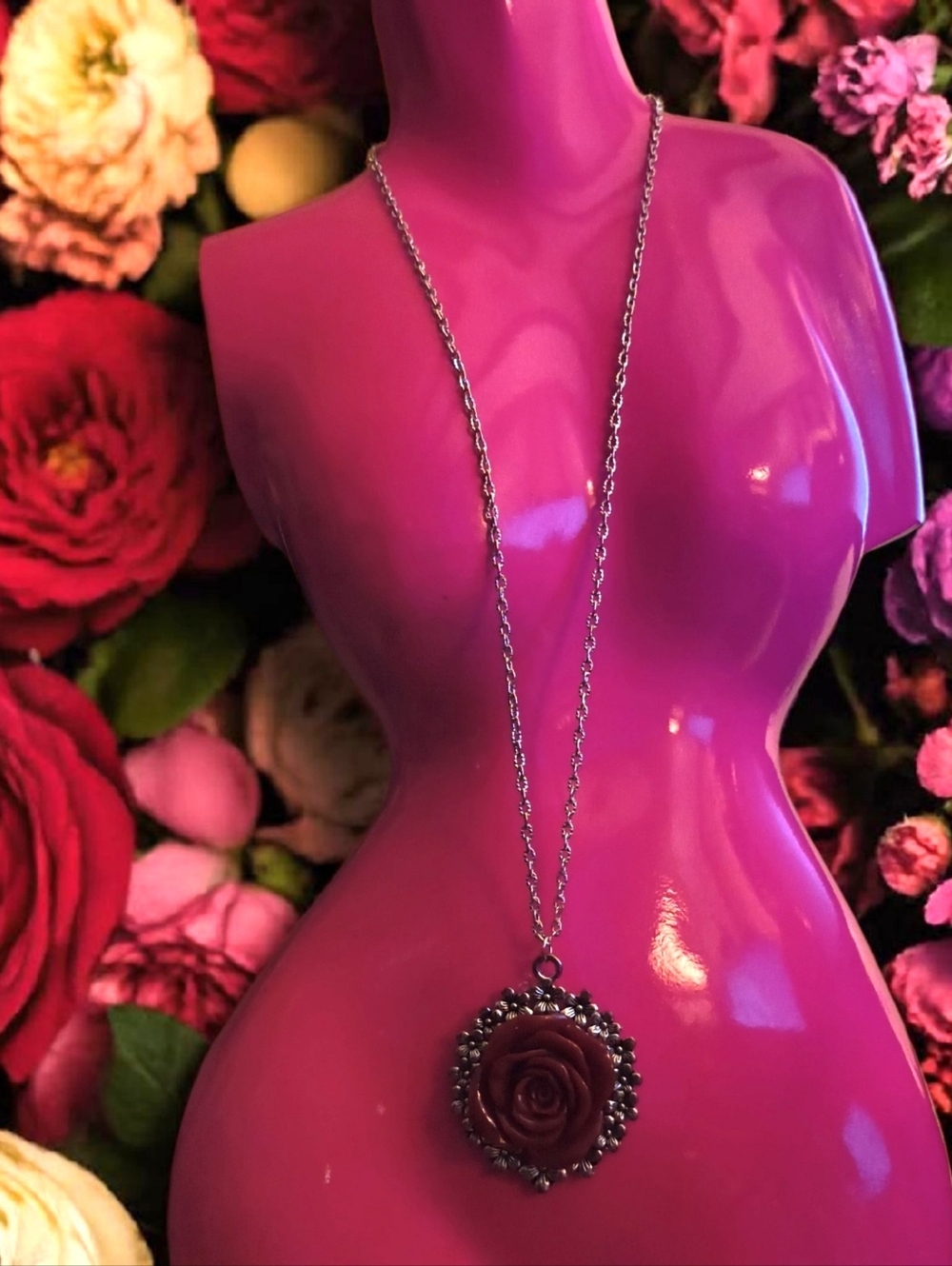 Vintage-Style Rose Pendant Necklace in Deep Red